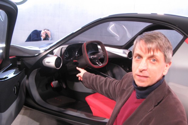 Őrzi titkát az új Opel GT tanulmány 1 A műszerfal emlékeztet a régire, de visszapillantó tükrök helyett LCD kijelzőket találunk a műszerfal szélein