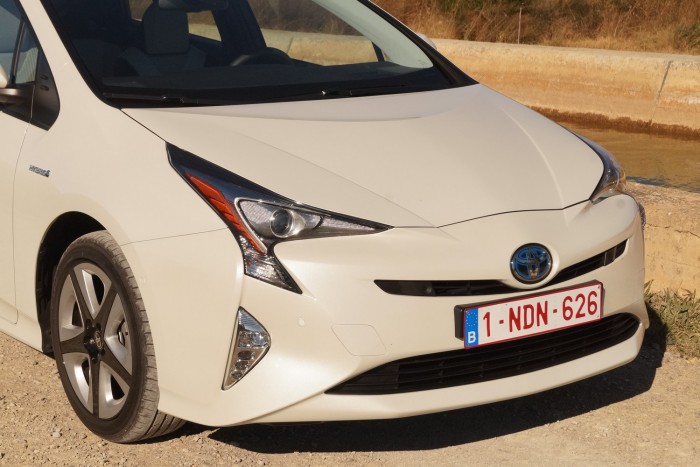 Vezettük: Toyota Prius – 2016 1 Igazi japán elvetemültség ez az orr, de éppen ezért lehet szeretni: ami nem európai, miért is nézzen ki úgy? Hitelesebb ez a forma, mint egy Avensis szürkesége