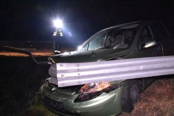 Durva baleset, szalagkorlátnak préseltek egy autót Baranyában