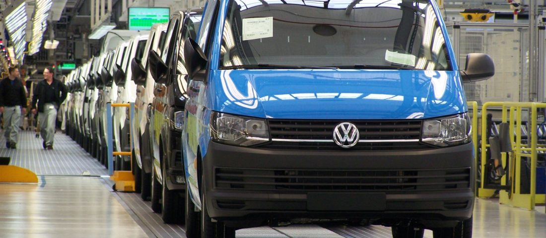 Pálmafák alól gurulnak ki a Transporterek