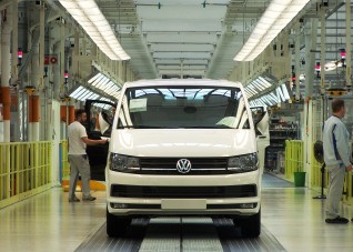 Pálmafák alól gurulnak ki a Transporterek