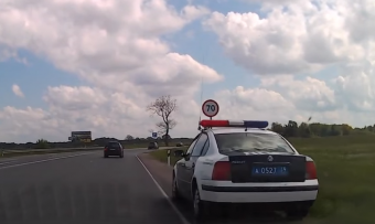 Rendőrautónak ütközött a balesetet bámuló autós