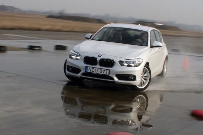 Nem múlt el a hóveszély az utakon 34 Teljsen ki kellett kapcsolni a menetstabilizálót, hogy bármi korrigálásra szorolút mutasson a BMW. Itt még megtehetjük, sok autóban az off ellenéer is reagál a rendszer