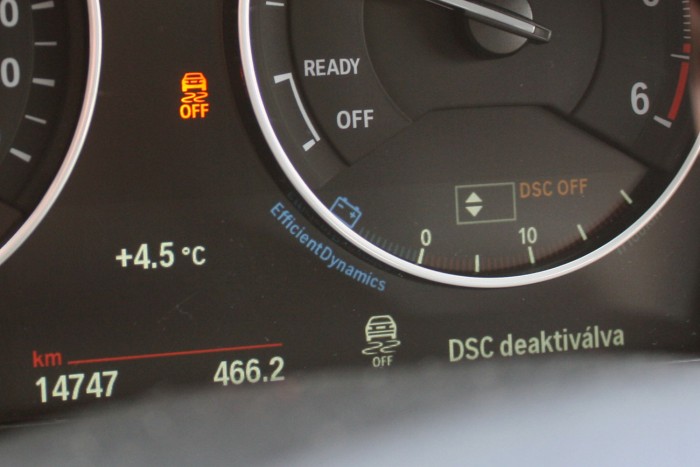 Nem múlt el a hóveszély az utakon 35 Amíg aktív a DSC-nek hívott menetstabilizálás, az autóval bármit csinálhatunk, kezesbárány marad. A BMW-ethosz azonban más, kiiktatott elektronikával az 1-es megadja a farolásélményt, inkább erőcsúsztatással, mint terhelésváltásra