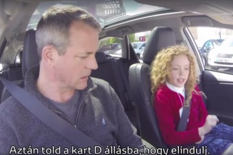 Cuki kislány vitte tesztkörre a Toyota ügyfeleit