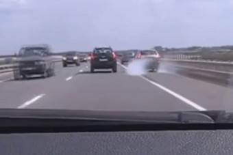 Pokoli leckét kapott a leállósávban előző tahó