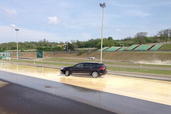 Ingyen ad vezetéstechnikai képzést az állam