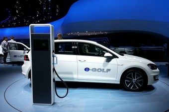 Elektromos autók gyártására kötelezhetik a VW-t