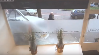 A kirakatban ért véget az óvatos parkolás