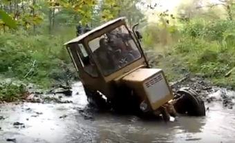 Ennivaló apró traktor küzd a sár ellen, vajon megmenekül?