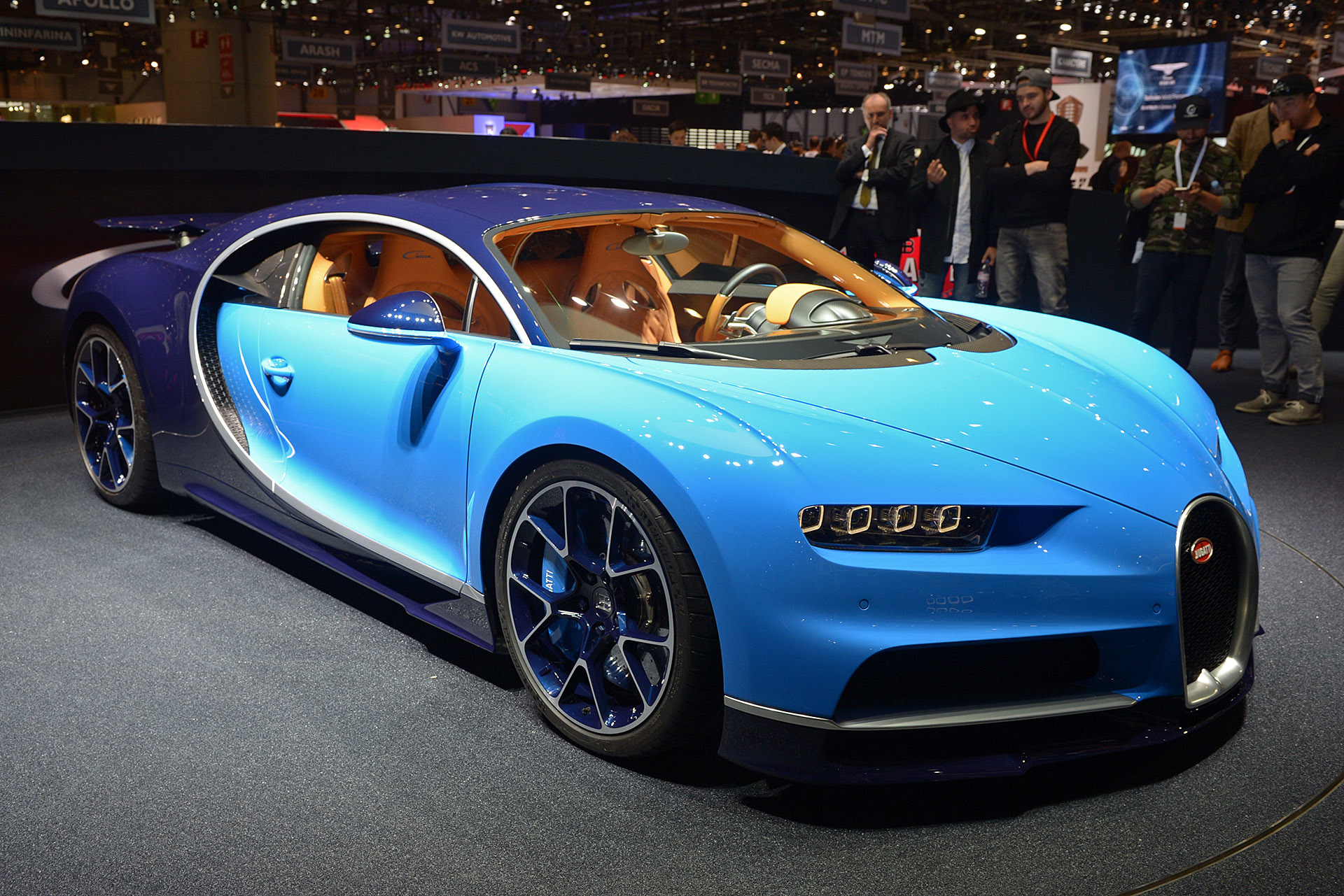Szédítő részletek az új Bugattiról 1