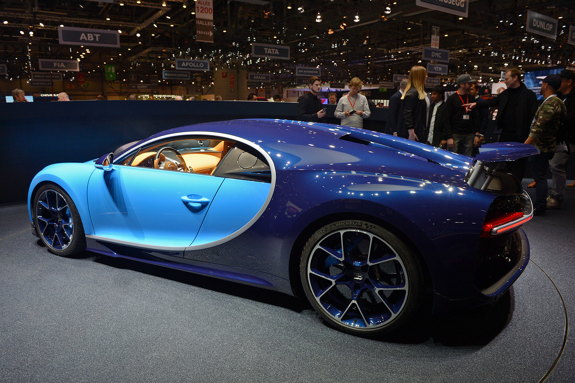 Szédítő részletek az új Bugattiról 79