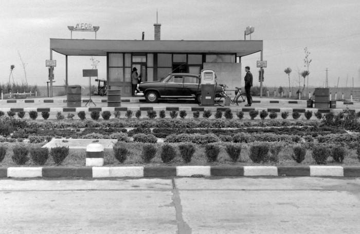 Benzinkút a balatoni műúton. (Fortepan)
