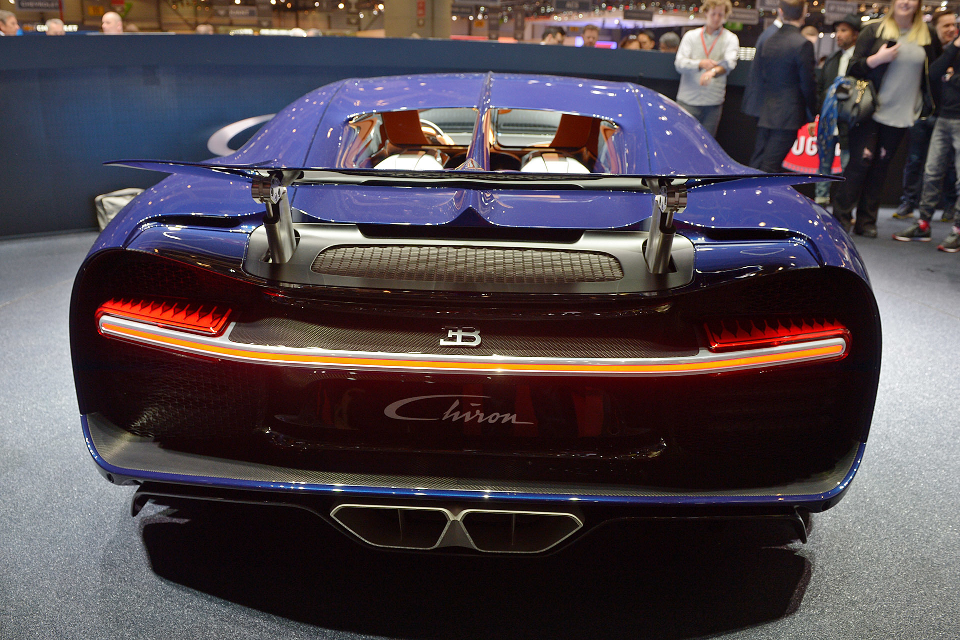 Szédítő részletek az új Bugattiról 82
