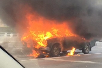 Így lángolt egy autó Budapesten az út közepén