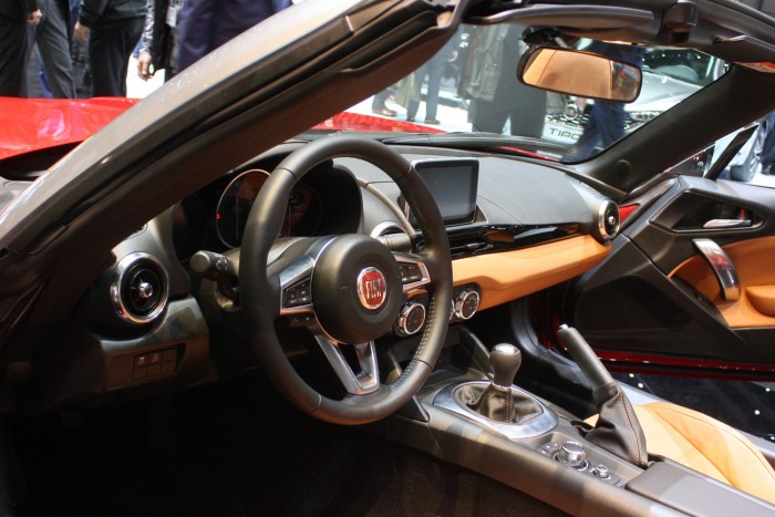 Belül erősen visszaköszönaz MX-5, ami nem baj