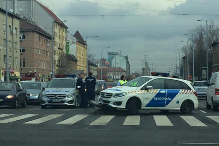 Rendőrbaleset a Sportarénánál – Fotó 1 | Vezess 12799106_984354001639356_629134575491432684_n (1)