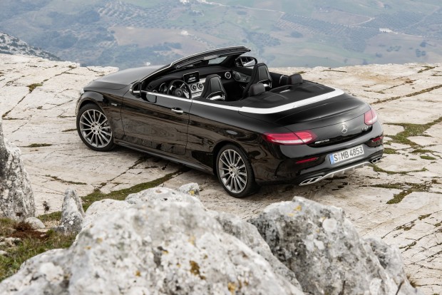 C 43 4MATIC Cabriolet;  Exterieur: Obsidianschwarz; Interieur: Leder schwarz, Kraftstoffverbrauch (l/100 km) innerorts/außerorts/kombiniert:  11,0/6,7/8,3 CO2-Emissionen kombiniert: 190 g/km Exterior: obsidian black; interior: leather black, Fuel consumption (l/100 km) urban/ex urban/combined:   11.0/6.7/8.3 combined CO2 emissions:  190 g/km
