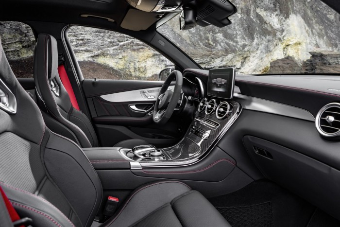 Mikroszálas-műbőr kárpitozás, piros öltések. Felárért a képen látható sportülés is kérhető.