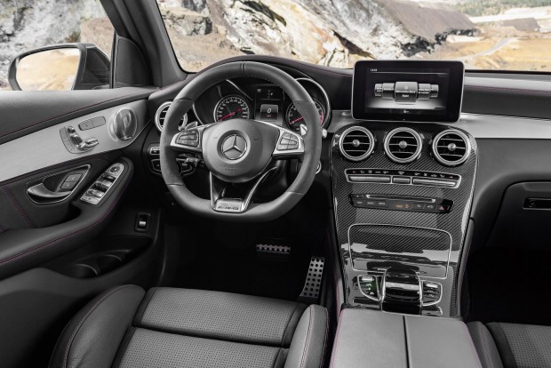Izmokat növesztett a Mercedes közepes SUV-ja 1 AMG műszerek kockászászló-dizájnnal. 280 van beleírva. Masszív fogású, lapos aljú, pirossal varrott bőrkormány.
