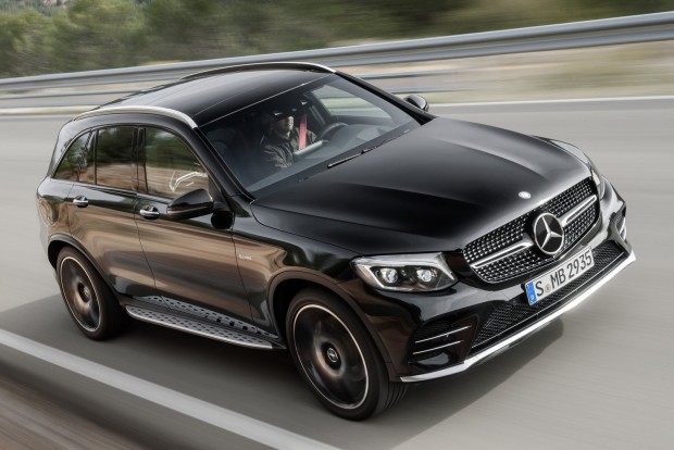 Izmokat növesztett a Mercedes közepes SUV-ja 5 Magától értetődően jelen van minden létező menetdinamikai csomag, a három lépcsős változó csillapítástól a sportprogramot is tartalmazó üzemmódváltón át a kikapcsolható ESP-ig.