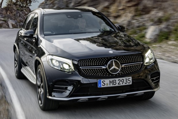 Izmokat növesztett a Mercedes közepes SUV-ja 9 Az első futómű új fejlesztés, a hátsót módosították.