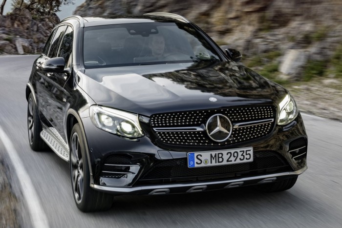 Izmokat növesztett a Mercedes közepes SUV-ja 10 Az első futómű új fejlesztés, a hátsót módosították.