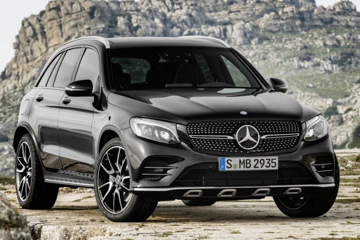 Fényes fekete keretbe foglalt, krómdíszítésű hűtőmaszk