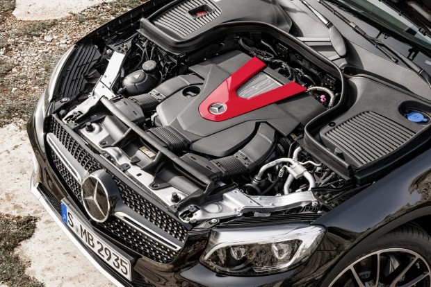 Izmokat növesztett a Mercedes közepes SUV-ja 4 Alapfelszerelés az összkerékhajtás, amely a nyomaték (legfeljebb 520 Nm 2500 és 4500/perc között) 69 százalékát a hátsó kerekekre közvetíti.