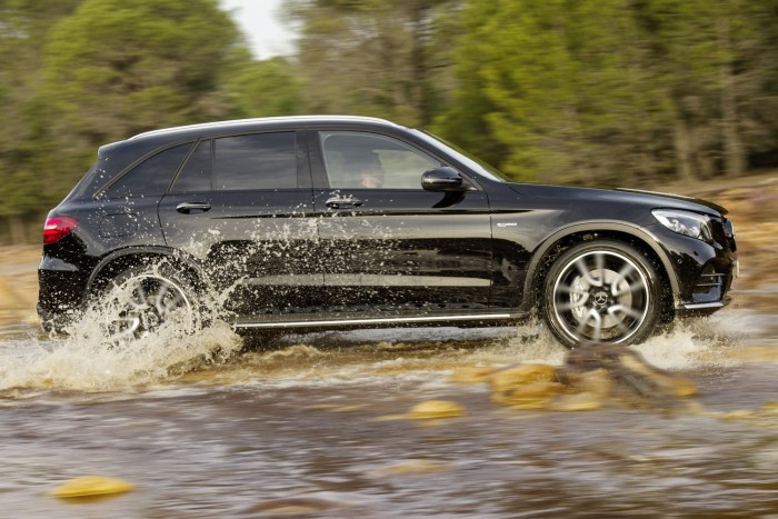 Belső hűtésű tárcsák lassítják az autót, elöl 360, hátul 320 mm átmérővel