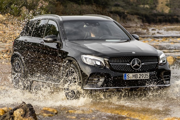 A blokkhoz fürgébben kapcsoló, duplán kuplungoló kilencfokozatú automata váltó kapcsolódik. 