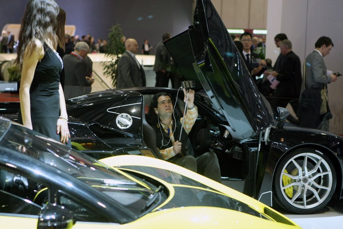 Egyszemélyes show, szlfipálcával, telefonnal