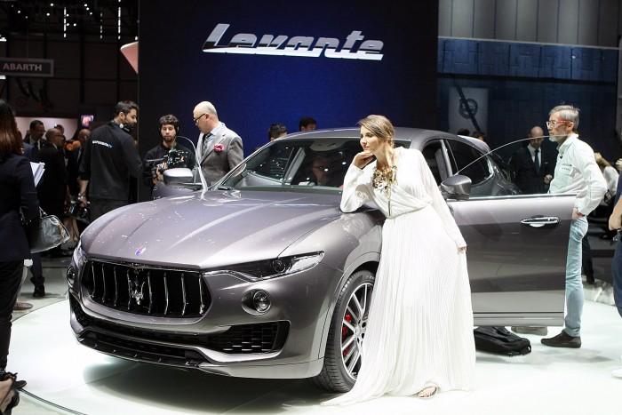 Fura autó mellé furcsa ruhás lány illik