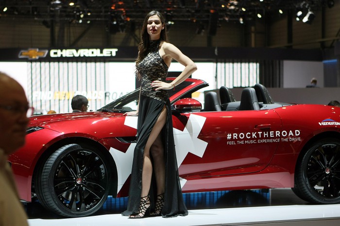 A szalon leghosszabb felvágása, meglehetősen hosszú lábbal