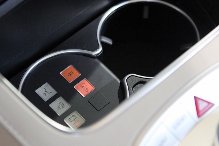 Unortodox pohártartó, amiben többek között a tűzoltó berendezés gombja is megtalálható