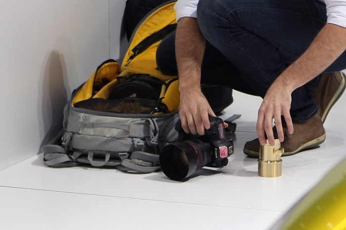 Azért a játék mellett van profi cucc is, a gépen egy 1,0-ás, 50mm-es ősöreg Canon objektív díszeleg