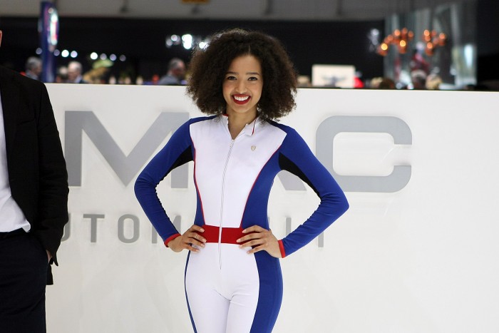 Fogkrém-reklámlány. Az autókiállítás legfehérebb foga díja jár neki