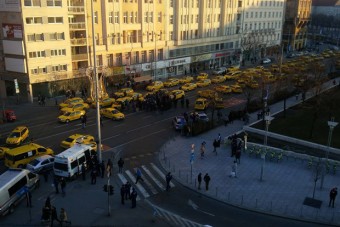 Csütörtökön újra tüntetnek a taxisok Budapesten