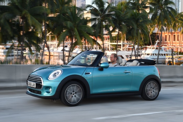 Iskolapéldája - méghozzá szó szerint! - a Mini annak, hogyan lehet egy terméket, jelen esetben autót prémiumtermékként pozicionálni. A különleges technikai megoldásokat és nemes anyagokat nem felmutató típust a sokféle karosszéria-kivitel, az egyedi, minőséget sugalló belső formatervi megoldások, a magas vételár, és az ügyes marketingkampány röpítette a nagy nevek közé