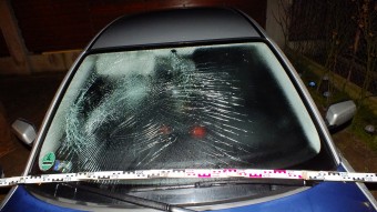 Dühében beverte az autó szélvédőjét