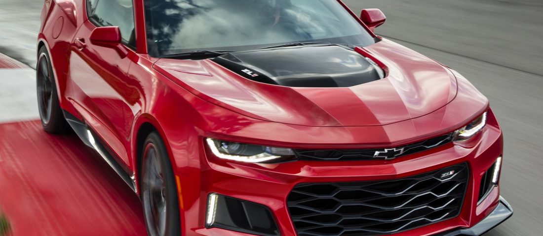 Szupersportkocsikat kóstolgat