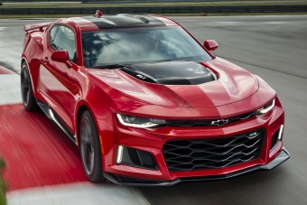 Szupersportkocsikat kóstolgat