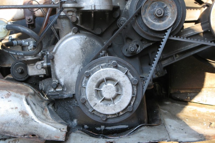 A 850-esen a vezérműlánc a főtengelytől tízóra irányban látható alumínium fedél alatt található. Nem kis munka eljutni hozzá, ráadásul jó, ha megvannak hozzá a megfelelő szerszámok és a tömítések is cserére szorulhatnak