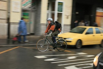 Parkolóhelyeket csinálnak a buszsávból Budán