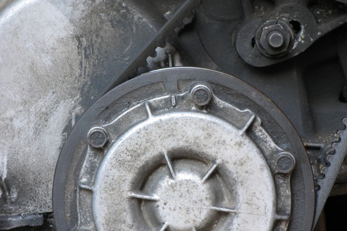 Körülbelül tizenkét óránál, az ékszíj alatt láthatóak a jelölések. Most épp fedésben vannak