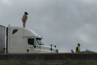 Meztelen nő táncolt az autópályán, megbénult a forgalom 3