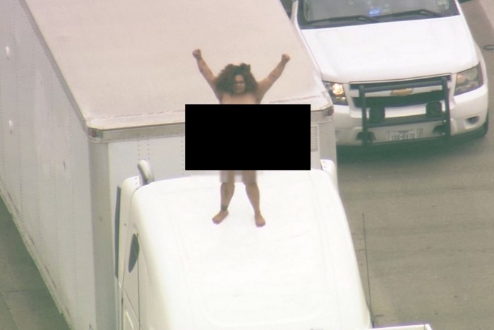 Meztelen nő táncolt az autópályán, megbénult a forgalom