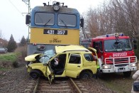 Felöklelt egy autót a szegedi vonat 10