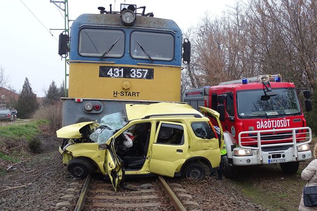 Felöklelt egy autót a szegedi vonat 4