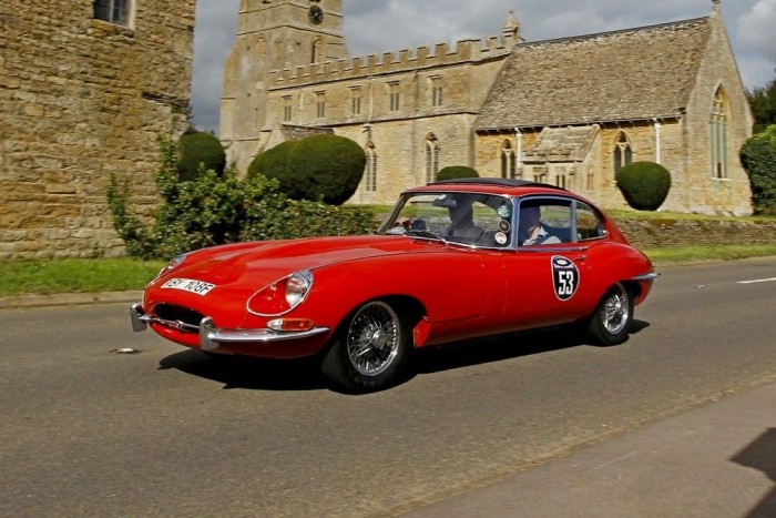 Drága és exkluzív whiskyvel ünneplik a híres sportautót 1 Minden idők egyik leglátványosabb autója a Jaguar E-type, amelynek vezetése is élményszámba megy. Az ára arányos a szépségével, 100 000 dollárt, azaz majdnem 30 millió forintot is elkérnek egy jó állapotú darabért